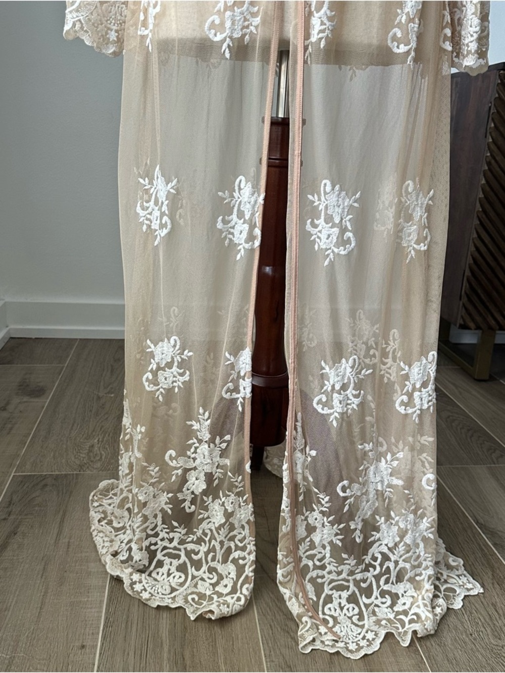 Forever 21 Beige and White Mesh Kimono Duster with Floral Embroidered - Picture 5 of 9